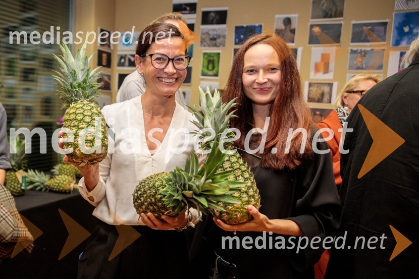  Simona  Belle, služba za stike z javnostmi MGL;  Katarina Koprivnikar, marketing MGLŽabe, premiera poetične drame