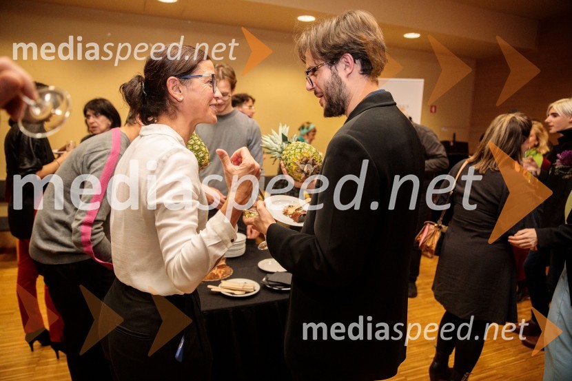  Simona  Belle, služba za stike z javnostmi MGL;  Jan Krmelj, režiserŽabe, premiera poetične drame