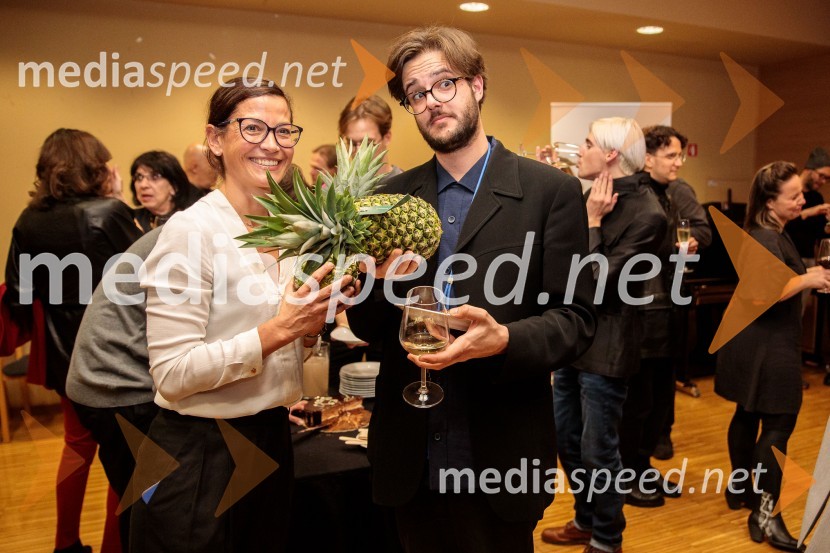  Simona  Belle, služba za stike z javnostmi MGL;  Jan Krmelj, režiserŽabe, premiera poetične drame