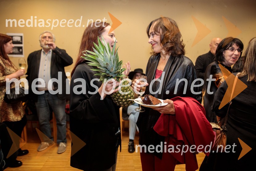  Katarina Koprivnikar, marketing MGL;  Mirjam Korbar, igralkaŽabe, premiera poetične drame