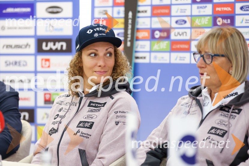  Ilka Štuhec, slovenska alpska smučarka;  Darja Črnko, športna serviserka in trenerka Ilke ŠtuhecIlka Štuhec odslej s smučmi Kästle, novinarska konferenca pred sezono