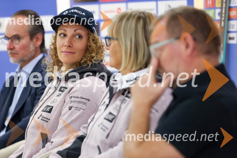  Ilka Štuhec, slovenska alpska smučarkaIlka Štuhec odslej s smučmi Kästle, novinarska konferenca pred sezono