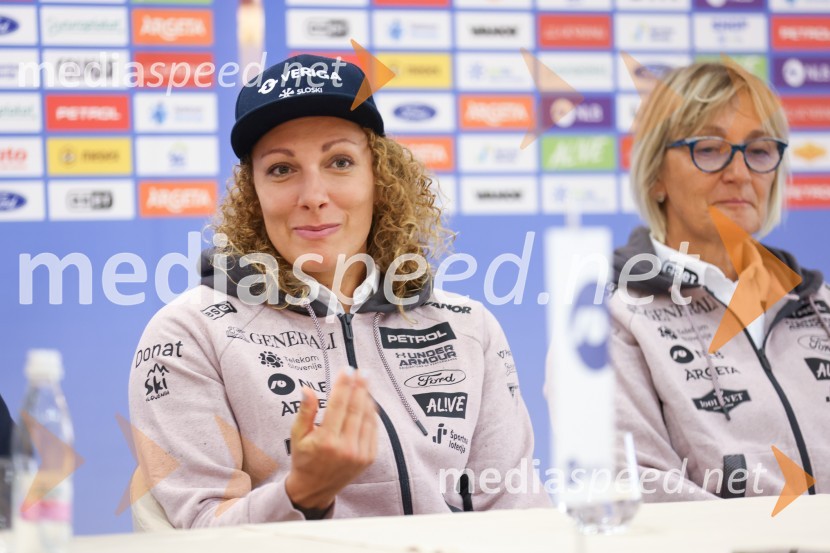  Ilka Štuhec, slovenska alpska smučarka;  Darja Črnko, športna serviserka in trenerka Ilke ŠtuhecIlka Štuhec odslej s smučmi Kästle, novinarska konferenca pred sezono