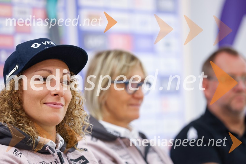  Ilka Štuhec, slovenska alpska smučarkaIlka Štuhec odslej s smučmi Kästle, novinarska konferenca pred sezono