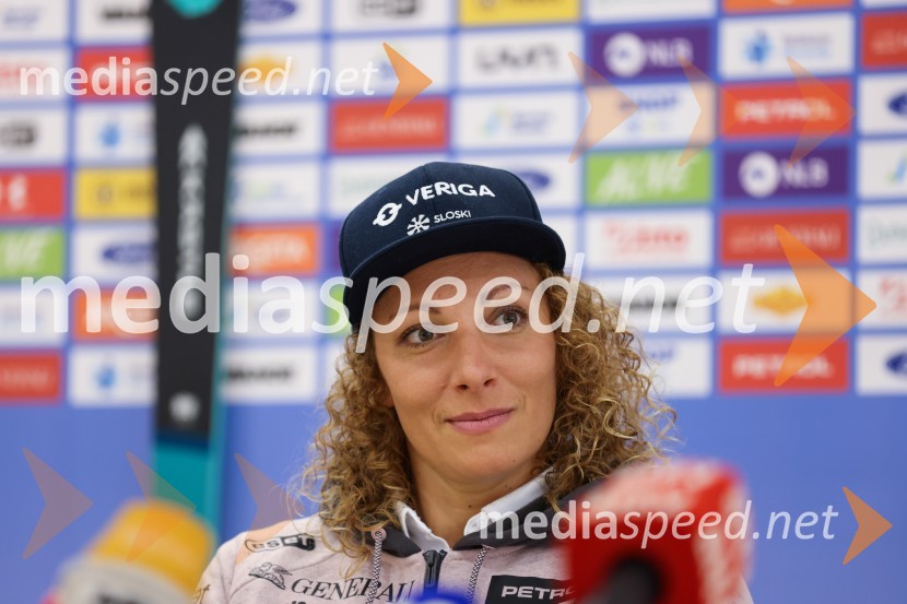  Ilka Štuhec, slovenska alpska smučarkaIlka Štuhec odslej s smučmi Kästle, novinarska konferenca pred sezono