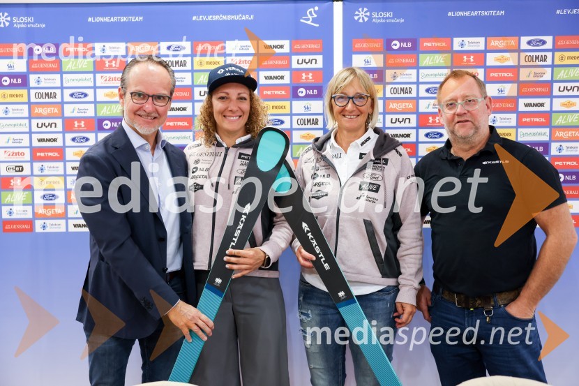  Alexander Lotschak, Kästle, direktor;  Ilka Štuhec, slovenska alpska smučarka;  Darja Črnko, športna serviserka in trenerka Ilke Štuhec;  Rainer Nachbaur, Kästle, vodja razvoja in direktor tekmovalnega delaIlka Štuhec odslej s smučmi Kästle, novinarska konferenca pred sezono
