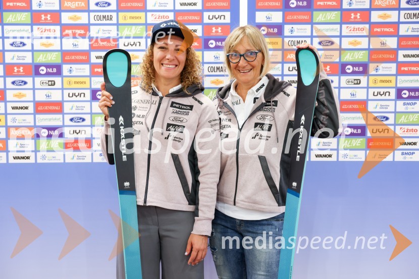  Ilka Štuhec, slovenska alpska smučarka;  Darja Črnko, športna serviserka in trenerka Ilke ŠtuhecIlka Štuhec odslej s smučmi Kästle, novinarska konferenca pred sezono