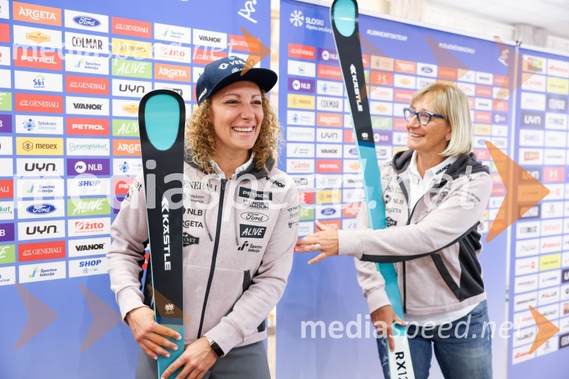  Ilka Štuhec, slovenska alpska smučarka;  Darja Črnko, športna serviserka in trenerka Ilke ŠtuhecIlka Štuhec odslej s smučmi Kästle, novinarska konferenca pred sezono