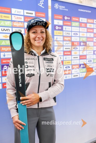  Ilka Štuhec, slovenska alpska smučarkaIlka Štuhec odslej s smučmi Kästle, novinarska konferenca pred sezono