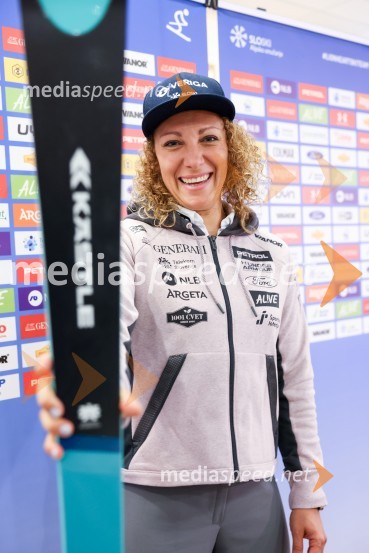  Ilka Štuhec, slovenska alpska smučarkaIlka Štuhec odslej s smučmi Kästle, novinarska konferenca pred sezono