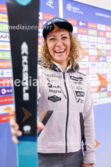  Ilka Štuhec, slovenska alpska smučarkaIlka Štuhec odslej s smučmi Kästle, novinarska konferenca pred sezono
