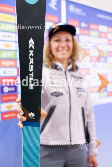  Ilka Štuhec, slovenska alpska smučarkaIlka Štuhec odslej s smučmi Kästle, novinarska konferenca pred sezono
