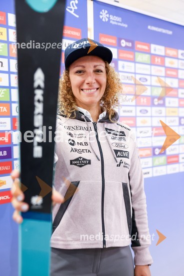  Ilka Štuhec, slovenska alpska smučarkaIlka Štuhec odslej s smučmi Kästle, novinarska konferenca pred sezono