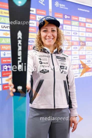  Ilka Štuhec, slovenska alpska smučarkaIlka Štuhec odslej s smučmi Kästle, novinarska konferenca pred sezono