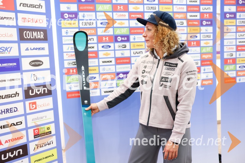  Ilka Štuhec, slovenska alpska smučarkaIlka Štuhec odslej s smučmi Kästle, novinarska konferenca pred sezono