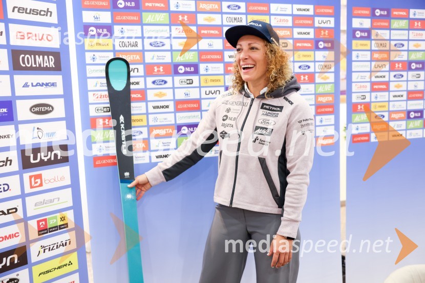  Ilka Štuhec, slovenska alpska smučarkaIlka Štuhec odslej s smučmi Kästle, novinarska konferenca pred sezono