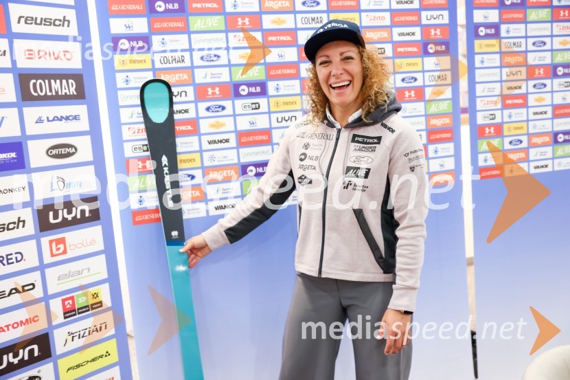  Ilka Štuhec, slovenska alpska smučarkaIlka Štuhec odslej s smučmi Kästle, novinarska konferenca pred sezono