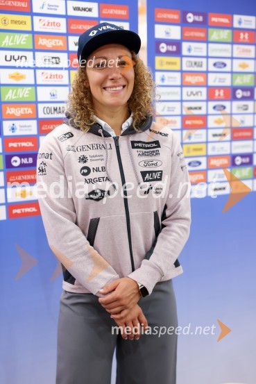  Ilka Štuhec, slovenska alpska smučarkaIlka Štuhec odslej s smučmi Kästle, novinarska konferenca pred sezono