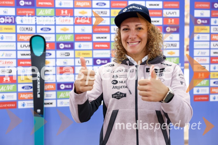  Ilka Štuhec, slovenska alpska smučarkaIlka Štuhec odslej s smučmi Kästle, novinarska konferenca pred sezono