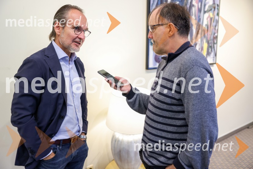  Alexander Lotschak, Kästle, direktor;  Siniša  Urošević, športni novinar DeloIlka Štuhec odslej s smučmi Kästle, novinarska konferenca pred sezono