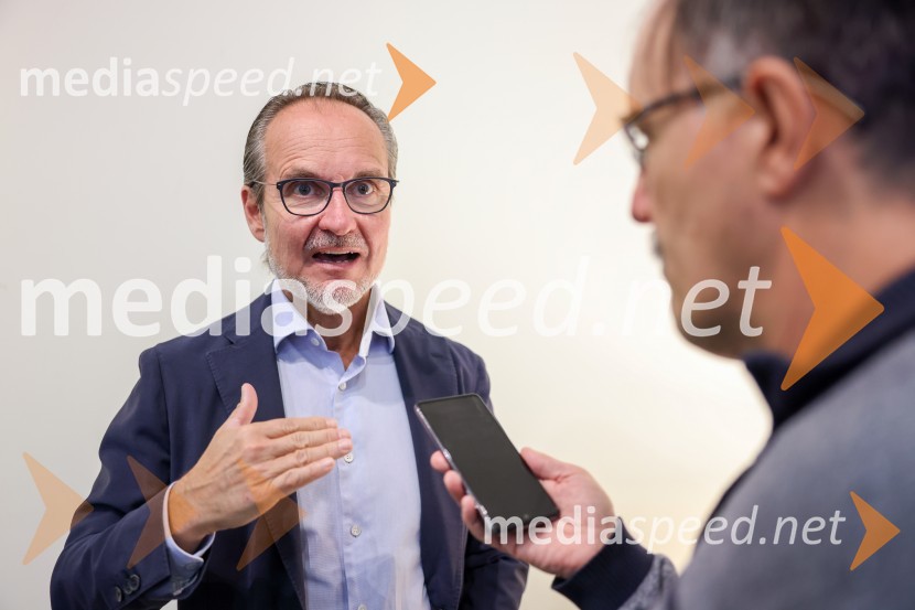  Alexander Lotschak, Kästle, direktor;  Siniša  Urošević, športni novinar DeloIlka Štuhec odslej s smučmi Kästle, novinarska konferenca pred sezono