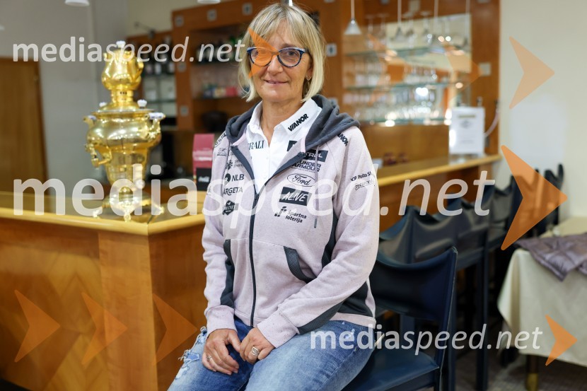  Darja Črnko, športna serviserka in trenerka Ilke ŠtuhecIlka Štuhec odslej s smučmi Kästle, novinarska konferenca pred sezono