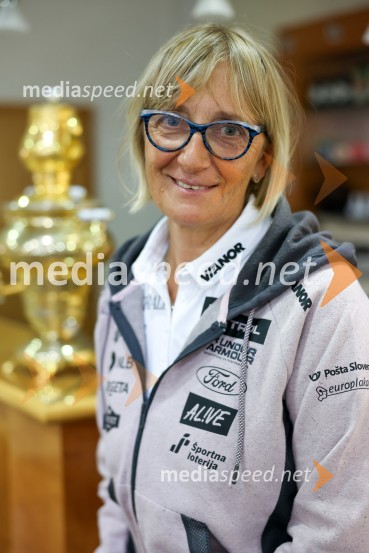  Darja Črnko, športna serviserka in trenerka Ilke ŠtuhecIlka Štuhec odslej s smučmi Kästle, novinarska konferenca pred sezono