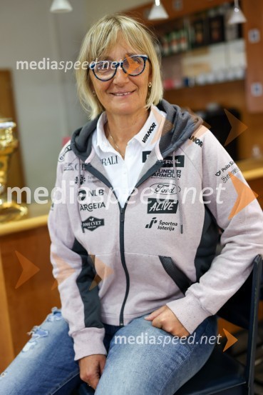  Darja Črnko, športna serviserka in trenerka Ilke ŠtuhecIlka Štuhec odslej s smučmi Kästle, novinarska konferenca pred sezono