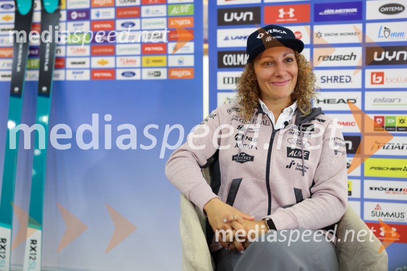  Ilka Štuhec, slovenska alpska smučarkaIlka Štuhec odslej s smučmi Kästle, novinarska konferenca pred sezono