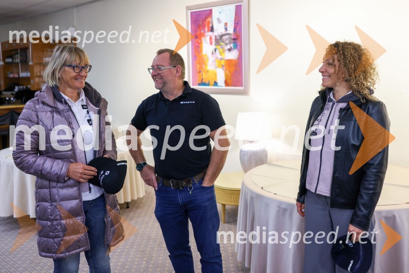 Darja Črnko, športna serviserka in trenerka Ilke Štuhec;  Rainer Nachbaur, Kästle, vodja razvoja in direktor tekmovalnega dela;  Ilka Štuhec, slovenska alpska smučarkaIlka Štuhec odslej s smučmi Kästle, novinarska konferenca pred sezono