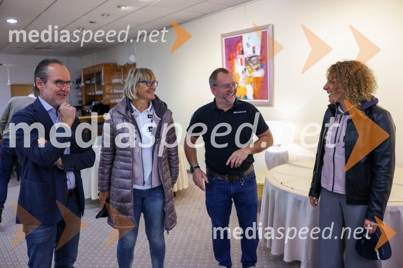  Alexander Lotschak, Kästle, direktor;  Darja Črnko, športna serviserka in trenerka Ilke Štuhec;  Rainer Nachbaur, Kästle, vodja razvoja in direktor tekmovalnega dela;  Ilka Štuhec, slovenska alpska smučarkaIlka Štuhec odslej s smučmi Kästle, novinarska konferenca pred sezono