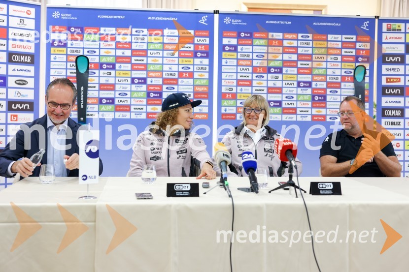  Alexander Lotschak, Kästle, direktor;  Ilka Štuhec, slovenska alpska smučarka;  Darja Črnko, športna serviserka in trenerka Ilke Štuhec;  Rainer Nachbaur, Kästle, vodja razvoja in direktor tekmovalnega delaIlka Štuhec odslej s smučmi Kästle, novinarska konferenca pred sezono