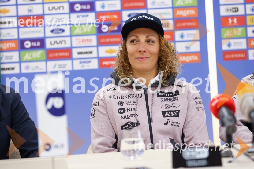  Ilka Štuhec, slovenska alpska smučarkaIlka Štuhec odslej s smučmi Kästle, novinarska konferenca pred sezono