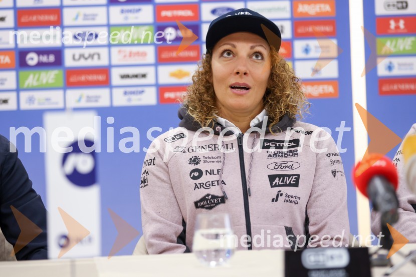  Ilka Štuhec, slovenska alpska smučarkaIlka Štuhec odslej s smučmi Kästle, novinarska konferenca pred sezono