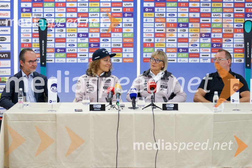  Alexander Lotschak, Kästle, direktor;  Ilka Štuhec, slovenska alpska smučarka;  Darja Črnko, športna serviserka in trenerka Ilke Štuhec;  Rainer Nachbaur, Kästle, vodja razvoja in direktor tekmovalnega delaIlka Štuhec odslej s smučmi Kästle, novinarska konferenca pred sezono