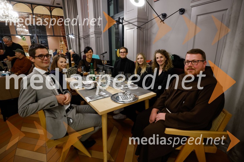  Dejan Gabrovšek, doktorski študent na Oddelku za slovenistiko FF UL;  ... ;  ... ;  Gašper Tonin, magistrski študent na Oddelku za slovenistiko in Oddelku za primerjalno in splošno jezikoslovje na FF UL (ter medicine na MF UL);  Maruša Žibred, magistrska študentka na Oddelku za slovenistiko in Oddelku za slavistiko FF UL;  ... ; Br. Jan Dominik Bogataj, doktorski študent patrističnih znanosti na Institutum Patristicum AugustinianumPodelitev štipendij Škrabčeve ustanove za leto 2022