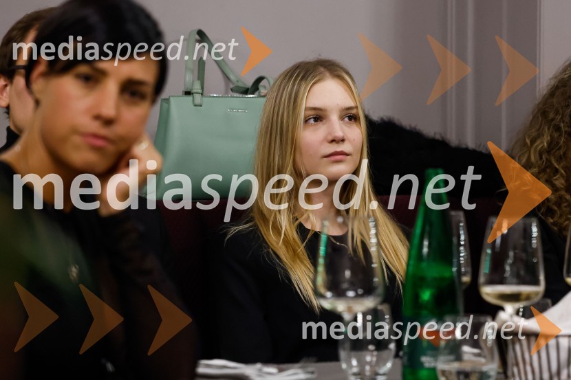  Maruša Žibred, magistrska študentka na Oddelku za slovenistiko in Oddelku za slavistiko FF ULPodelitev štipendij Škrabčeve ustanove za leto 2022