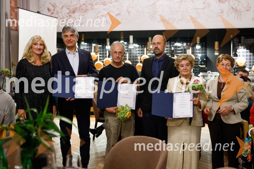 dr. Vesna Mikolič, predsednica strokovnega sveta Zlati kamen;  ... ;  ... ; Dr. Matej Šekli, predsednik Slavističnega društva in predsednik strokovne komisije Škrabčeve ustanove;  ... ;  ... Podelitev štipendij Škrabčeve ustanove za leto 2022