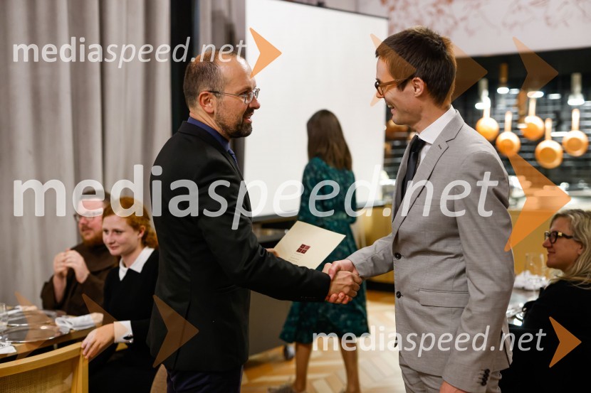 Dr. Matej Šekli, predsednik Slavističnega društva in predsednik strokovne komisije Škrabčeve ustanove;  Dejan Gabrovšek, doktorski študent na Oddelku za slovenistiko FF ULPodelitev štipendij Škrabčeve ustanove za leto 2022