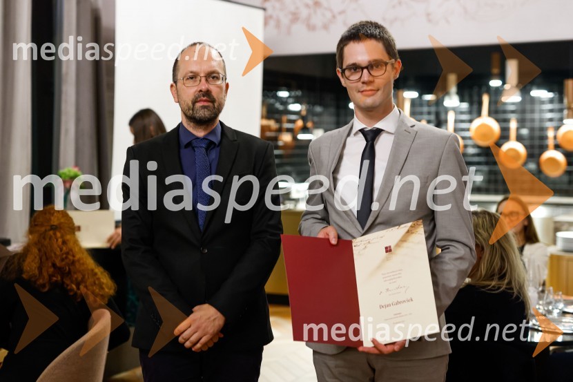 Dr. Matej Šekli, predsednik Slavističnega društva in predsednik strokovne komisije Škrabčeve ustanove;  Dejan Gabrovšek, doktorski študent na Oddelku za slovenistiko FF ULPodelitev štipendij Škrabčeve ustanove za leto 2022