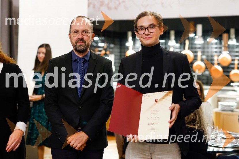 Dr. Matej Šekli, predsednik Slavističnega društva in predsednik strokovne komisije Škrabčeve ustanove;  Gašper Tonin, magistrski študent na Oddelku za slovenistiko in Oddelku za primerjalno in splošno jezikoslovje na FF UL (ter medicine na MF UL)Podelitev štipendij Škrabčeve ustanove za leto 2022