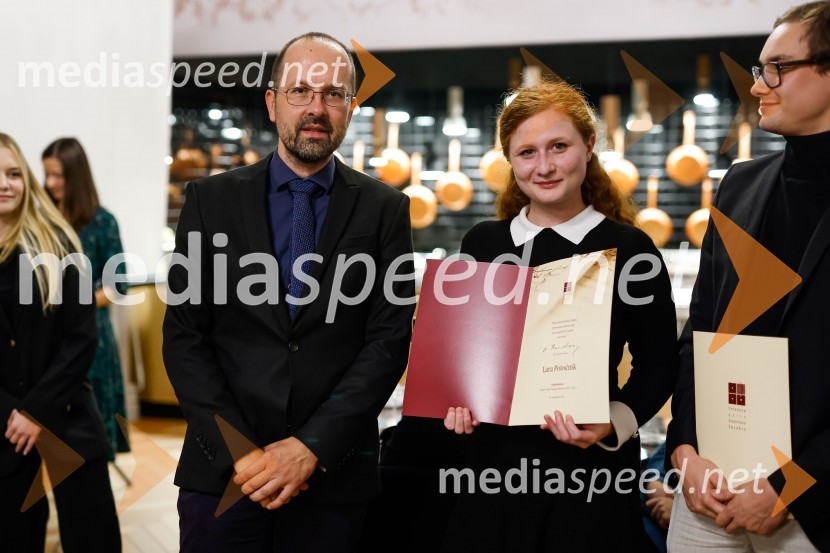 Dr. Matej Šekli, predsednik Slavističnega društva in predsednik strokovne komisije Škrabčeve ustanove;  Lara Potočnik, magistrska študentka na Oddelku za klasično filologijo in Oddelku na primerjalno in splošno jezikoslovje na FF UL;  Gašper Tonin, magistrski študent na Oddelku za slovenistiko in Oddelku za primerjalno in splošno jezikoslovje na FF UL (ter medicine na MF UL)Podelitev štipendij Škrabčeve ustanove za leto 2022