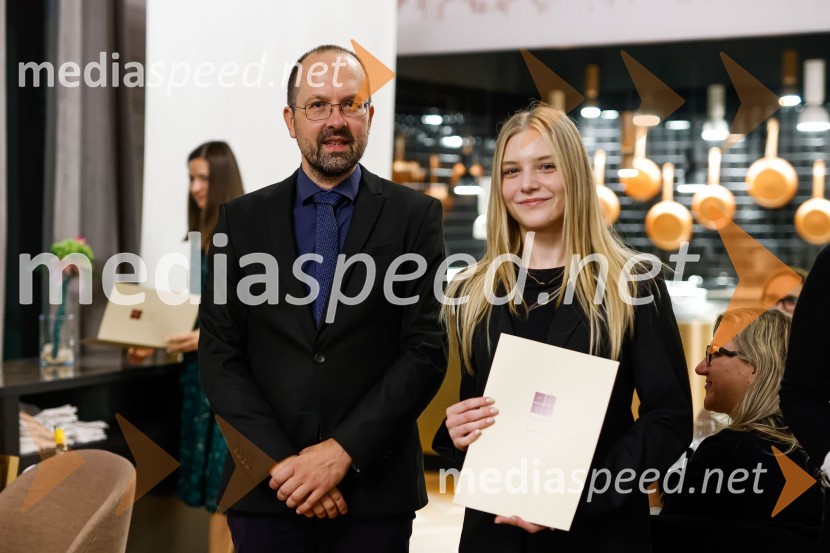 Dr. Matej Šekli, predsednik Slavističnega društva in predsednik strokovne komisije Škrabčeve ustanove;  Maruša Žibred, magistrska študentka na Oddelku za slovenistiko in Oddelku za slavistiko FF ULPodelitev štipendij Škrabčeve ustanove za leto 2022