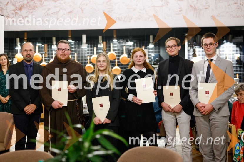 Dr. Matej Šekli, predsednik Slavističnega društva in predsednik strokovne komisije Škrabčeve ustanove; Br. Jan Dominik Bogataj, doktorski študent patrističnih znanosti na Institutum Patristicum Augustinianum;  Maruša Žibred, magistrska študentka na Oddelku za slovenistiko in Oddelku za slavistiko FF UL;  Lara Potočnik, magistrska študentka na Oddelku za klasično filologijo in Oddelku na primerjalno in splošno jezikoslovje na FF UL;  Gašper Tonin, magistrski študent na Oddelku za slovenistiko in Oddelku za primerjalno in splošno jezikoslovje na FF UL (ter medicine na MF UL);  Dejan Gabrovšek, doktorski študent na Oddelku za slovenistiko FF ULPodelitev štipendij Škrabčeve ustanove za leto 2022