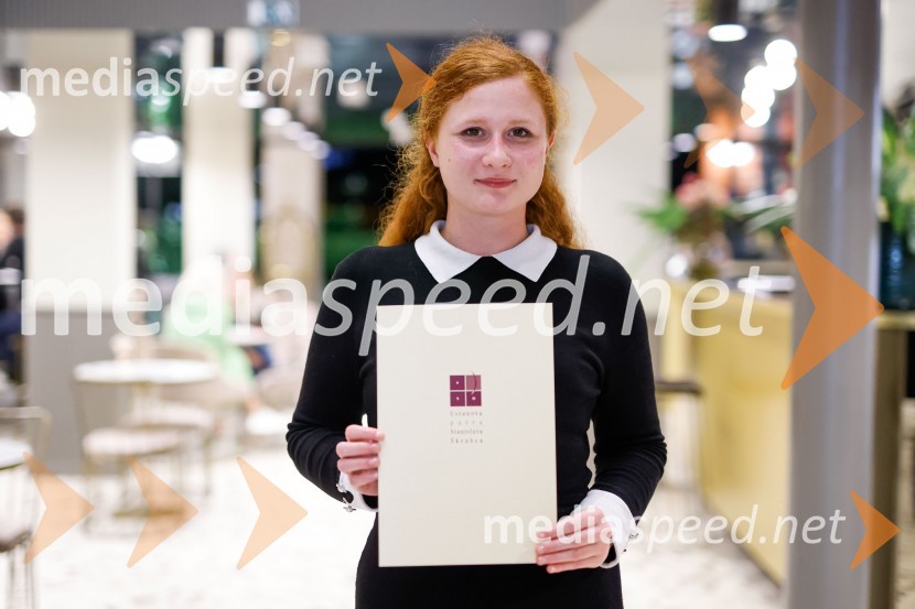 Lara Potočnik, magistrska študentka na Oddelku za klasično filologijo in Oddelku na primerjalno in splošno jezikoslovje na FF ULPodelitev štipendij Škrabčeve ustanove za leto 2022