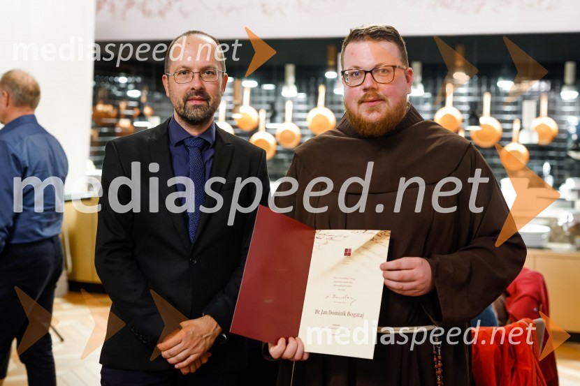 Dr. Matej Šekli, predsednik Slavističnega društva in predsednik strokovne komisije Škrabčeve ustanove; Br. Jan Dominik Bogataj, doktorski študent patrističnih znanosti na Institutum Patristicum AugustinianumPodelitev štipendij Škrabčeve ustanove za leto 2022