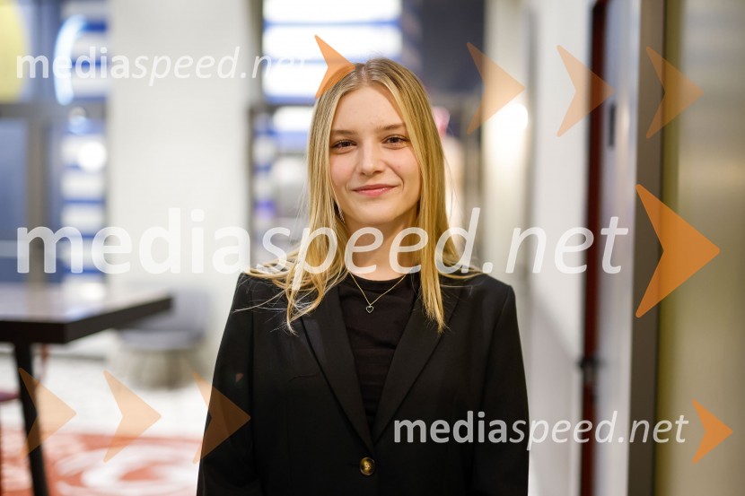  Maruša Žibred, magistrska študentka na Oddelku za slovenistiko in Oddelku za slavistiko FF ULPodelitev štipendij Škrabčeve ustanove za leto 2022