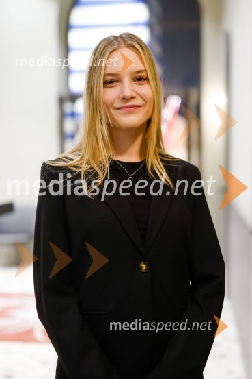  Maruša Žibred, magistrska študentka na Oddelku za slovenistiko in Oddelku za slavistiko FF ULPodelitev štipendij Škrabčeve ustanove za leto 2022