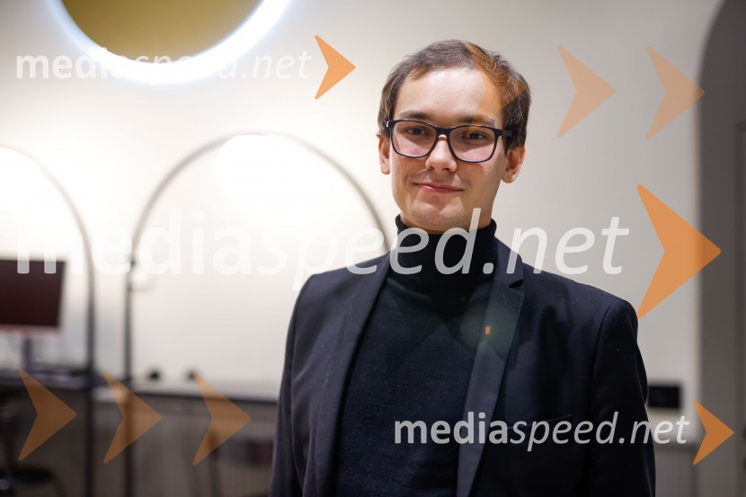  Gašper Tonin, magistrski študent na Oddelku za slovenistiko in Oddelku za primerjalno in splošno jezikoslovje na FF UL (ter medicine na MF UL)Podelitev štipendij Škrabčeve ustanove za leto 2022