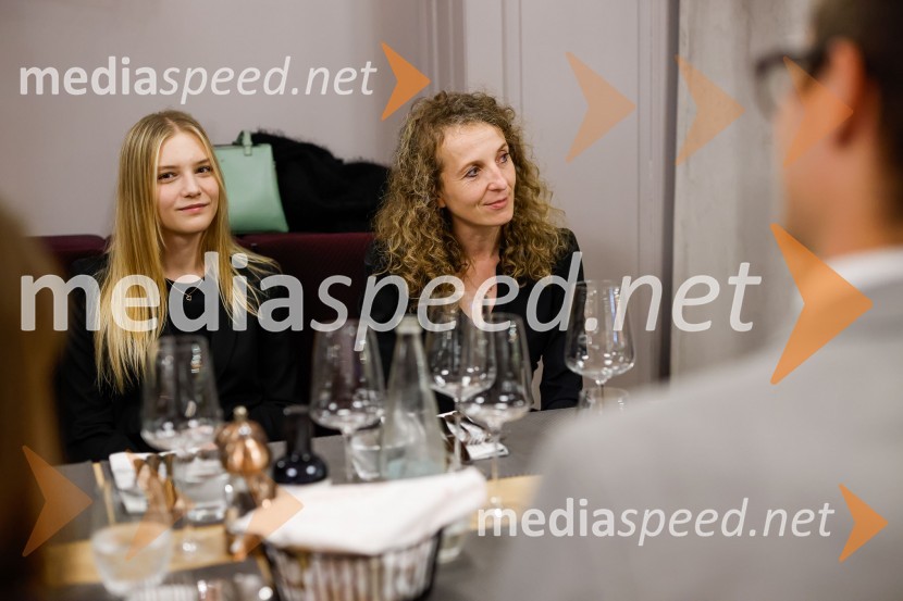  Maruša Žibred, magistrska študentka na Oddelku za slovenistiko in Oddelku za slavistiko FF UL;  Polona Lovšin, vodja komunikacij, Riko d.o.o.Podelitev štipendij Škrabčeve ustanove za leto 2022